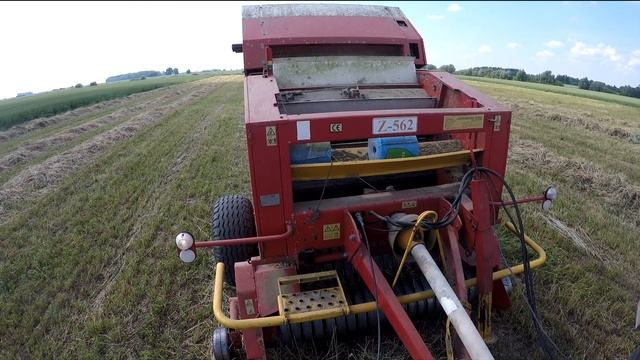 Сгребание сена в валки грабилкой Dobilas 3. Прессование сена пресом MetalFach Z-562 смотреть онлайн