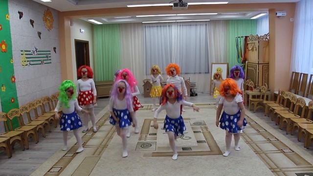 "Маленькие циркачи"! Первоапрельское поздравление от хореографического коллектива "СМАЙЛ" смотреть онлайн