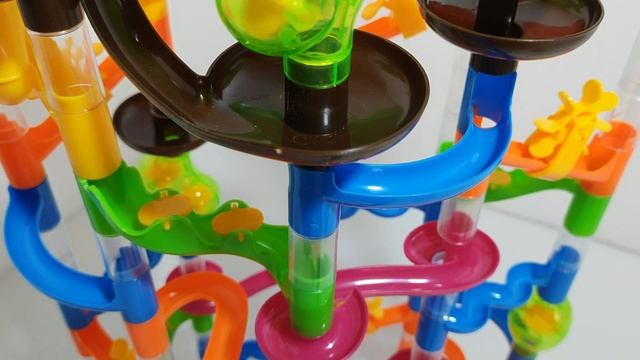 Great marble labyrinth, very colorful and made to help creativity. смотреть онлайн