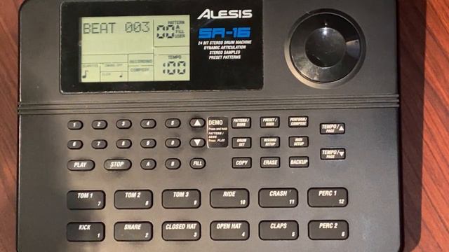 Alesis SR 16 drum machine. Programming a simple beat. смотреть онлайн