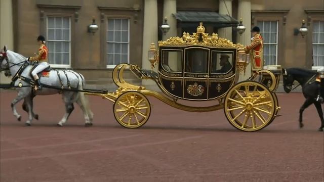 Queen rides new carriage made from Isaac Newton's apple tree смотреть онлайн