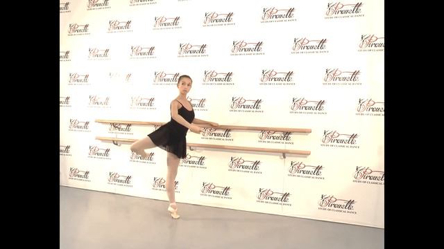 "PIROUETTE" 11.07.01 Battement développé с коротким balancé, en face смотреть онлайн
