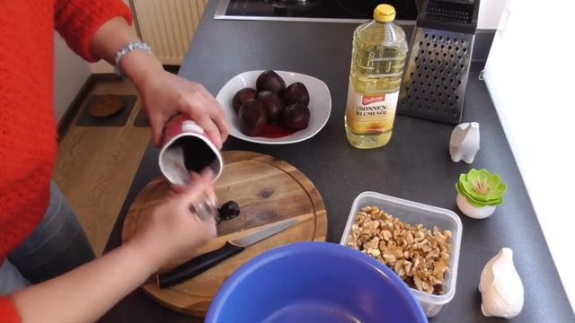 Салат из свеклы с черносливом и грецкими орехами