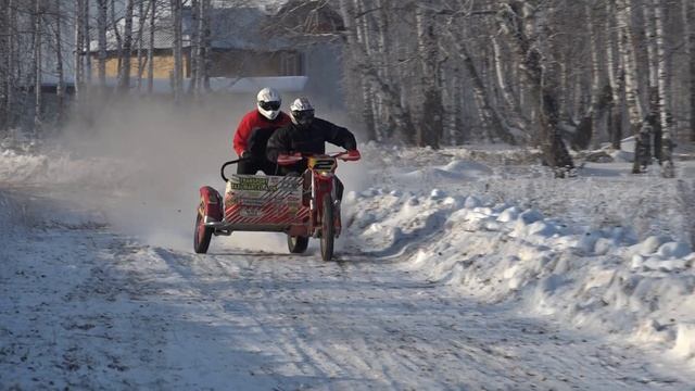 Мотогонщики перевернулись во время показательного заезда. Слабонервным не смотреть!