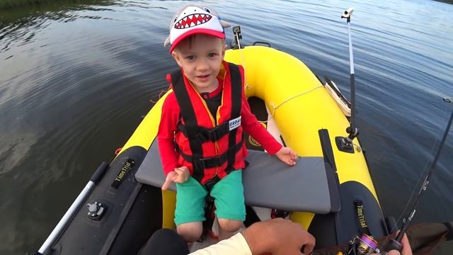 ПЕРВАЯ РЫБАЛКА СЫНА с лодки - его реакция | Какую рыбу поймает Мирон? смотреть онлайн