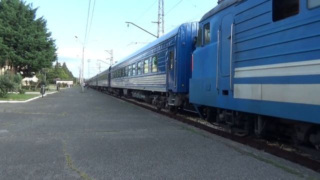 Электровоз ВЛ10-1689 с Туристический поезд №928С Гагра-Туапсе на подачу вокзал Гагра смотреть онлайн