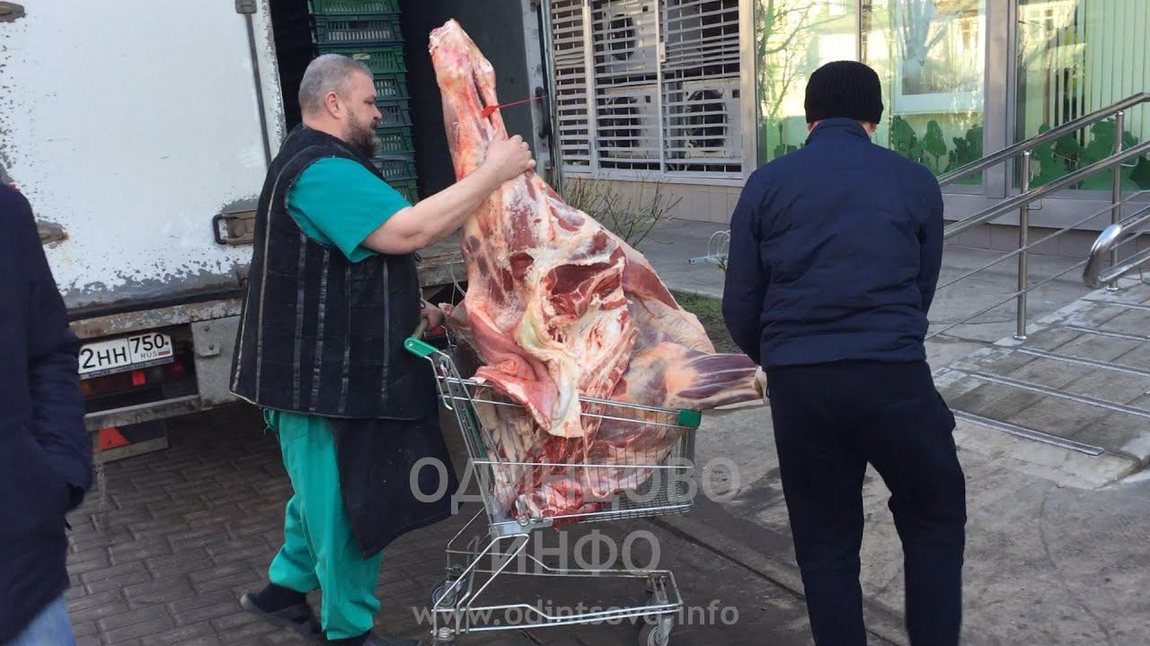 Грузовики штурмуют тротуар — пешеходы возмущены смотреть онлайн