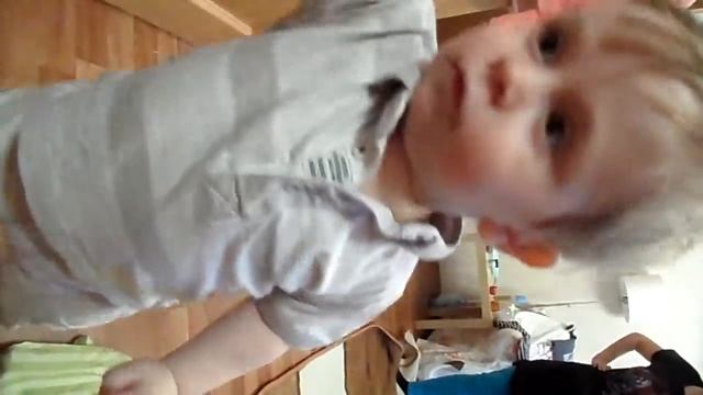 Топ, топ, топает Внучек! Первые шаги внука в 11 месяцев. смотреть онлайн