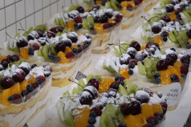 Удивительное массовое производство фруктовых тортов на кондитерской фабрике