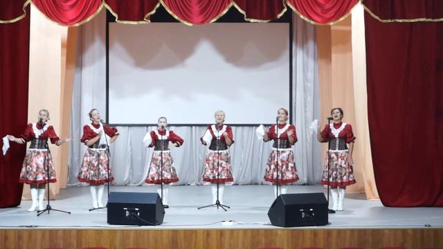 Народный ансамбль русской песни "Тарантасик" - Ехали казаки смотреть онлайн