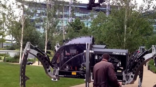 Mantis - Walking machine - Hexapod at media city. War of the worlds!! смотреть онлайн