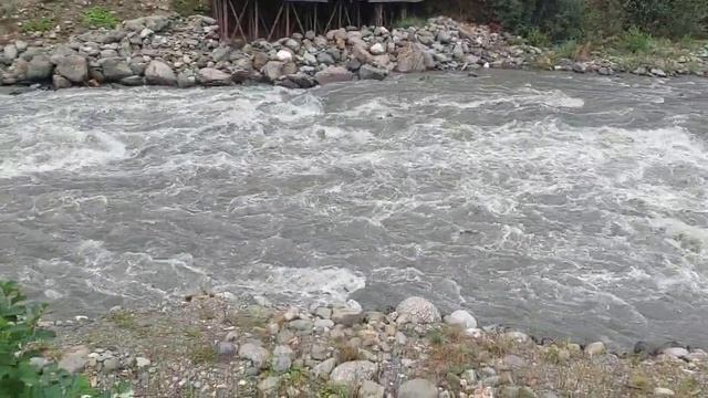 Бурное течение реки Мзымты в Розе Хутор смотреть онлайн