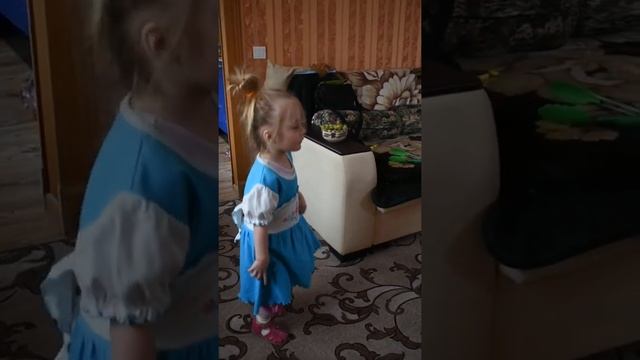 Сестры танцуют ТАНЦЫ МАЛЕНЬКИХ УТЯТ смотреть онлайн