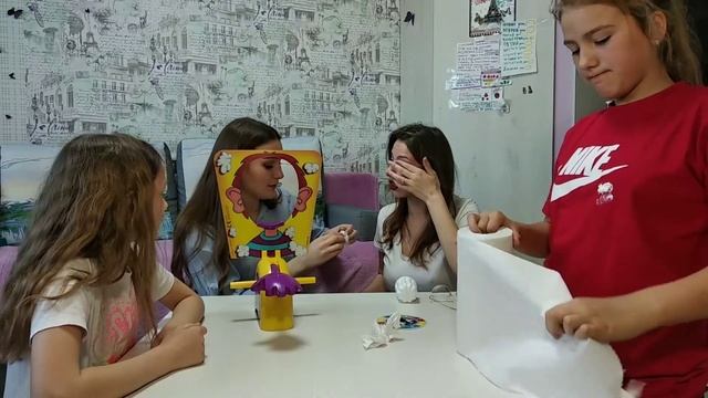 Игра ПИРОГ В ЛИЦО / ВЗБИТЫЕ СЛИВКИ летят в лицо В ЛЮБОЙ МОМЕНТ / Измазались с ног до головы смотреть онлайн