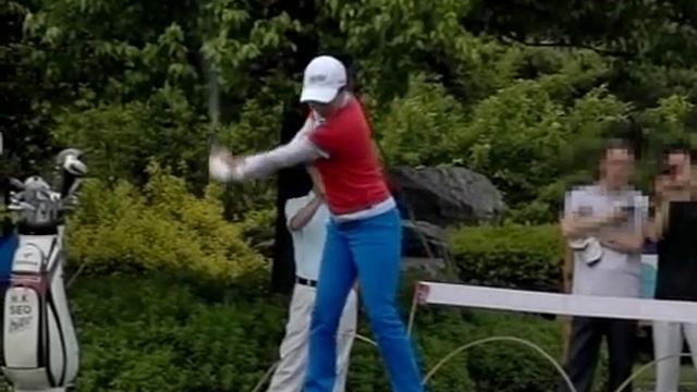 [300FPS] Seo Hee-Kyung slow motion Driver Practice Golf Swing (4) смотреть онлайн