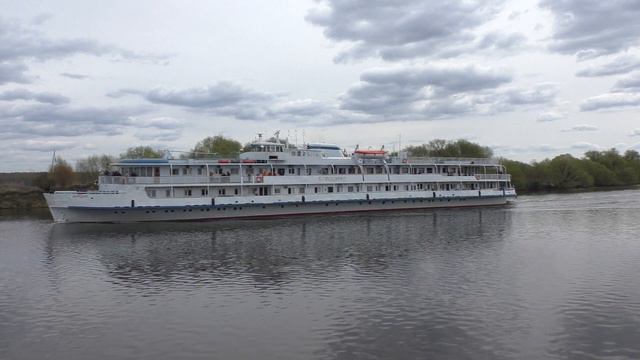 Круизный теплоход Бородино идёт вверх по Москва-реке смотреть онлайн