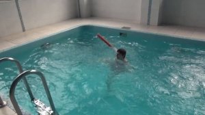 Аутичный ребенок. Взрослый аутист Ангелина в бассейне. Упражнения в воде