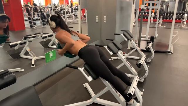 Тренировки для зала. Гиперэкстензия с блином смотреть онлайн