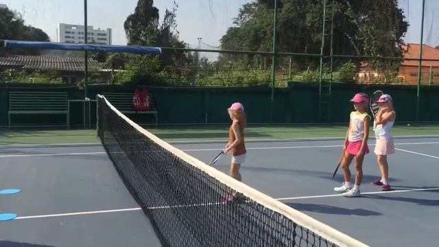 Спорт для детей в Хуа Хине. Обучение с нуля большому теннису. смотреть онлайн