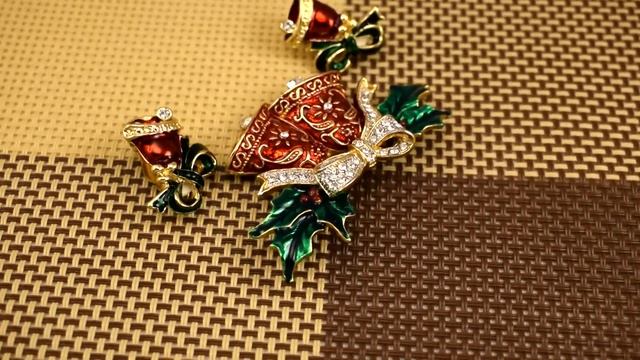 Брошь и клипсы "Новогодние колокольчики" (США) смотреть онлайн