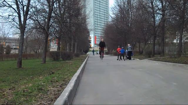 Молодой человек на ходулях ПРЫГАЕТ - jumping man - youtube смотреть онлайн