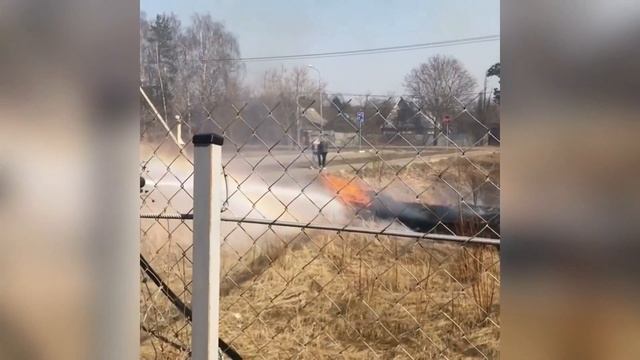 Горит трава вблизи домов в Малино смотреть онлайн