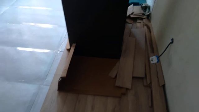 Застелил до конца подложкой среднюю комнату для укладки ламината смотреть онлайн