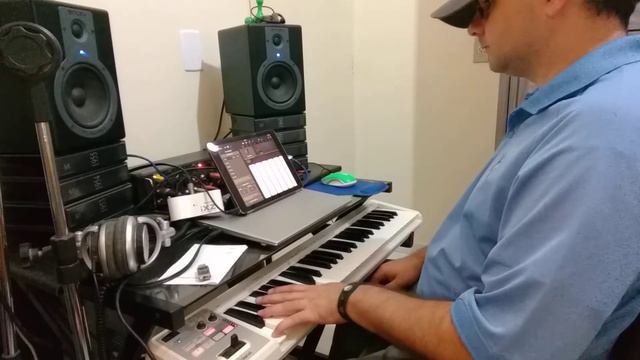 CubCorner News Theme refeito no iPad Air com SampleTank e Controlador Roland A49 смотреть онлайн