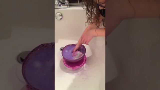 Mia opening Pearl Surprise. Bath Bomb смотреть онлайн