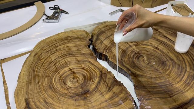 ЖУРНАЛЬНЫЙ СТОЛ ИЗ ЭПОКСИДНОЙ СМОЛЫ STAR LIGHT И СПИЛА КАРАГАЧА смотреть онлайн