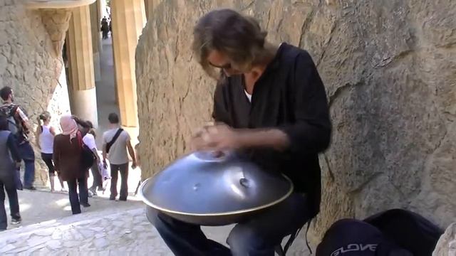 Steel drum in Park Güell (Barcelona) смотреть онлайн