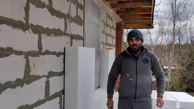 Проверка качества работ и продолжение приклейки пенопласта на фасады газобетонного дома EIFS Baumit