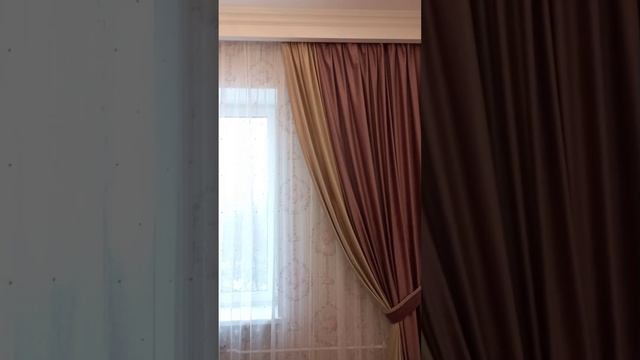 Розовые плотные шторы бархат с покрывалом в спальне. смотреть онлайн