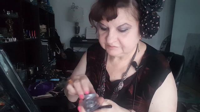 КРАШУСь ДУБОВЫМ КАРАНДАШЕМ,И ЛЮБИМЫМИ ТЕНЯМИ.БОЛТАЮ.ДЕЛАЮ ДРАММА ГЛАЗА, ЧЕРНЫЕ ТЕНИ И КАРАНДАШ#духи смотреть онлайн