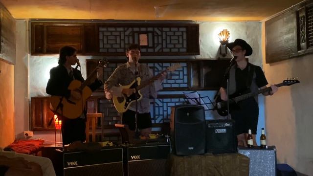 Luke Morrison performs a cover of 'This Boy' at Isobel Lacy's jazz club смотреть онлайн