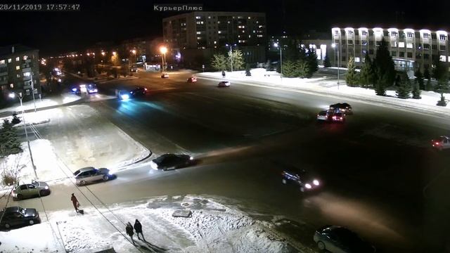 Авария в Шадринске 28.11.2019 в 17_57, ул Свердлова, возле Администрации смотреть онлайн