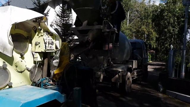 Маленький бетононасос в работе. Красноярск т.2090777 смотреть онлайн
