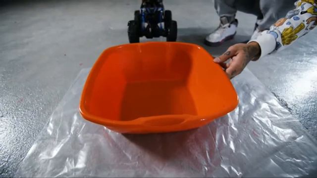 Сможет ли машинка на пульте проехать по липкой дороге? смотреть онлайн