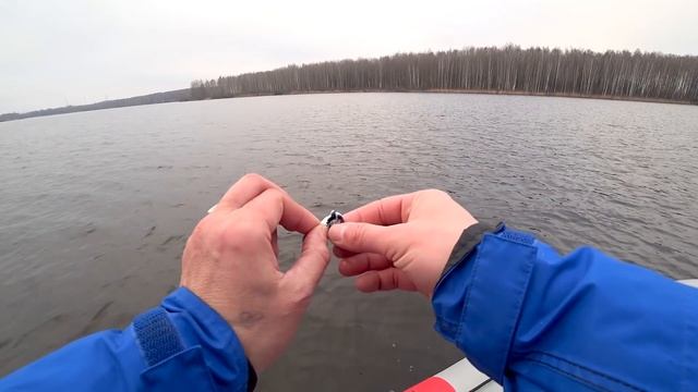 Сначала ничего, а потом клёв на каждом забросе Первая рыбалка 2021 года смотреть онлайн