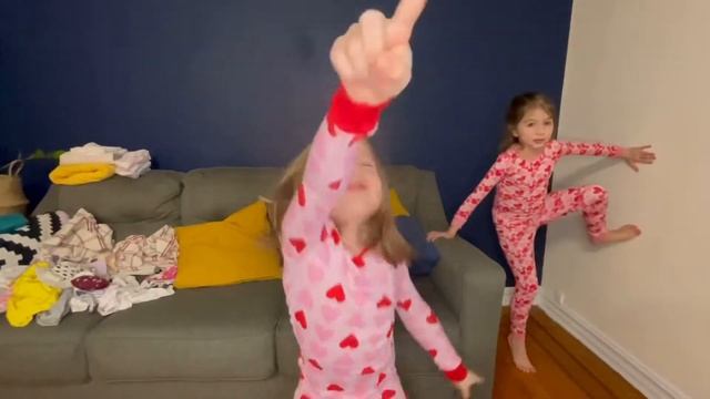 Ниноша собирается вырывать молочный зуб.