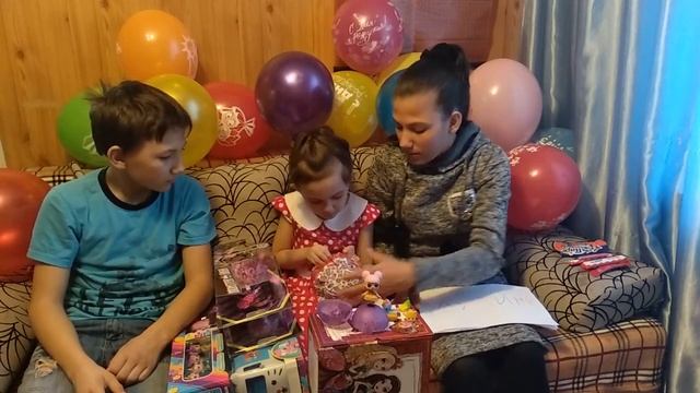 Рассматриваем подарки подаренные на день рождения Аминки. смотреть онлайн