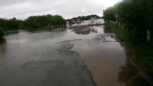 Нивы и экскаватор утонули на переправе смотреть онлайн