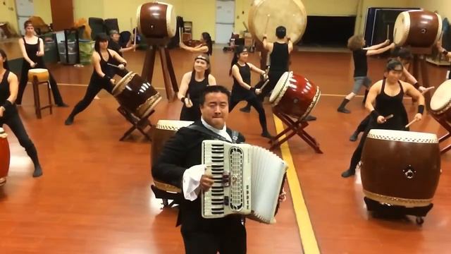 ACCORDION BOMBING: Game of Thrones Theme Song with Naruwan Taiko and an Accordion Player смотреть онлайн