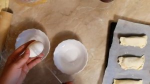 Выпечка из слоеного теста. Слойки с повидлом. Пирожки с повидлом