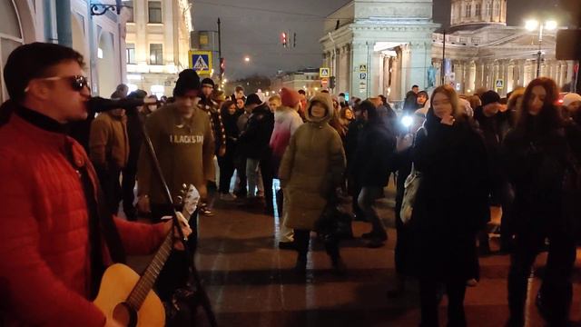 Кино - "Перемен", Сергей и группа "Висконти" выступают на набережной канала Грибоедова в Петербурге смотреть онлайн