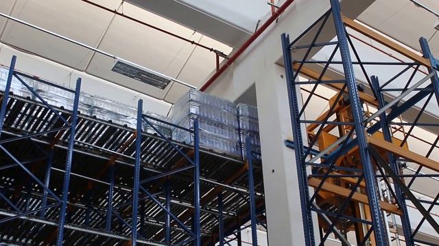 Гравитационные стеллажи видео. Перемещение паллет на гравитационных стеллажах. Принцип работы! смотреть онлайн