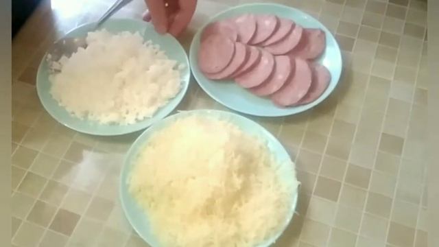 # выпечка#..Пирог из прошлого...пирог с творогом,сыром ,салями. смотреть онлайн