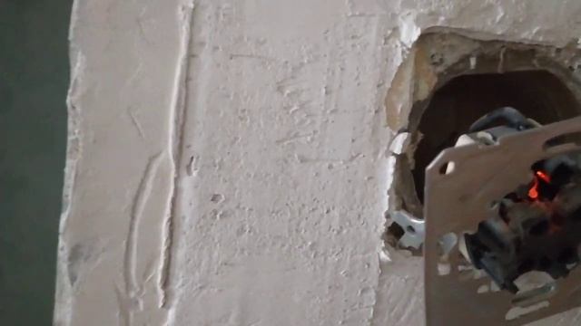 Почему Светодиодные ЛАМПОЧКИ Моргают Или Немного СВЕТЯТСЯ При Выключенном ВЫКЛЮЧАТЕЛЕ смотреть онлайн