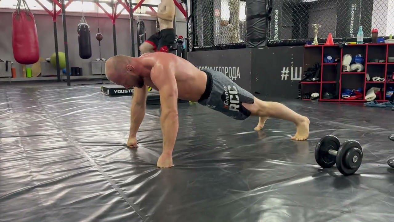 Александр Шлеменко тренирует силовую выносливость в школе «Шторм» смотреть онлайн