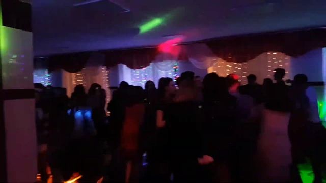 Новогодняя дискотека в школе 4, города Белогорска 28.12.2018 года. смотреть онлайн